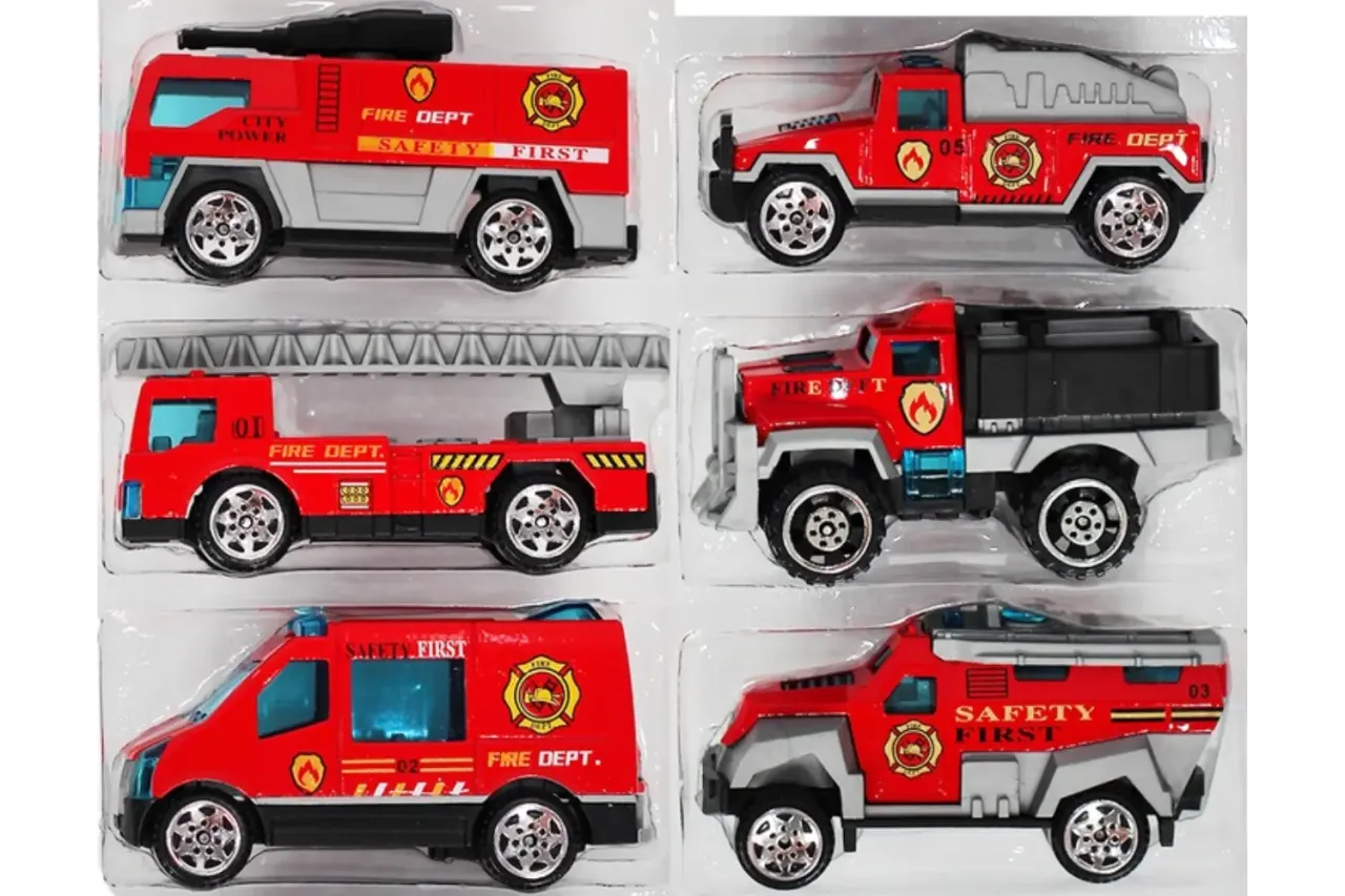 Dziecko bawi się wozem strażackim