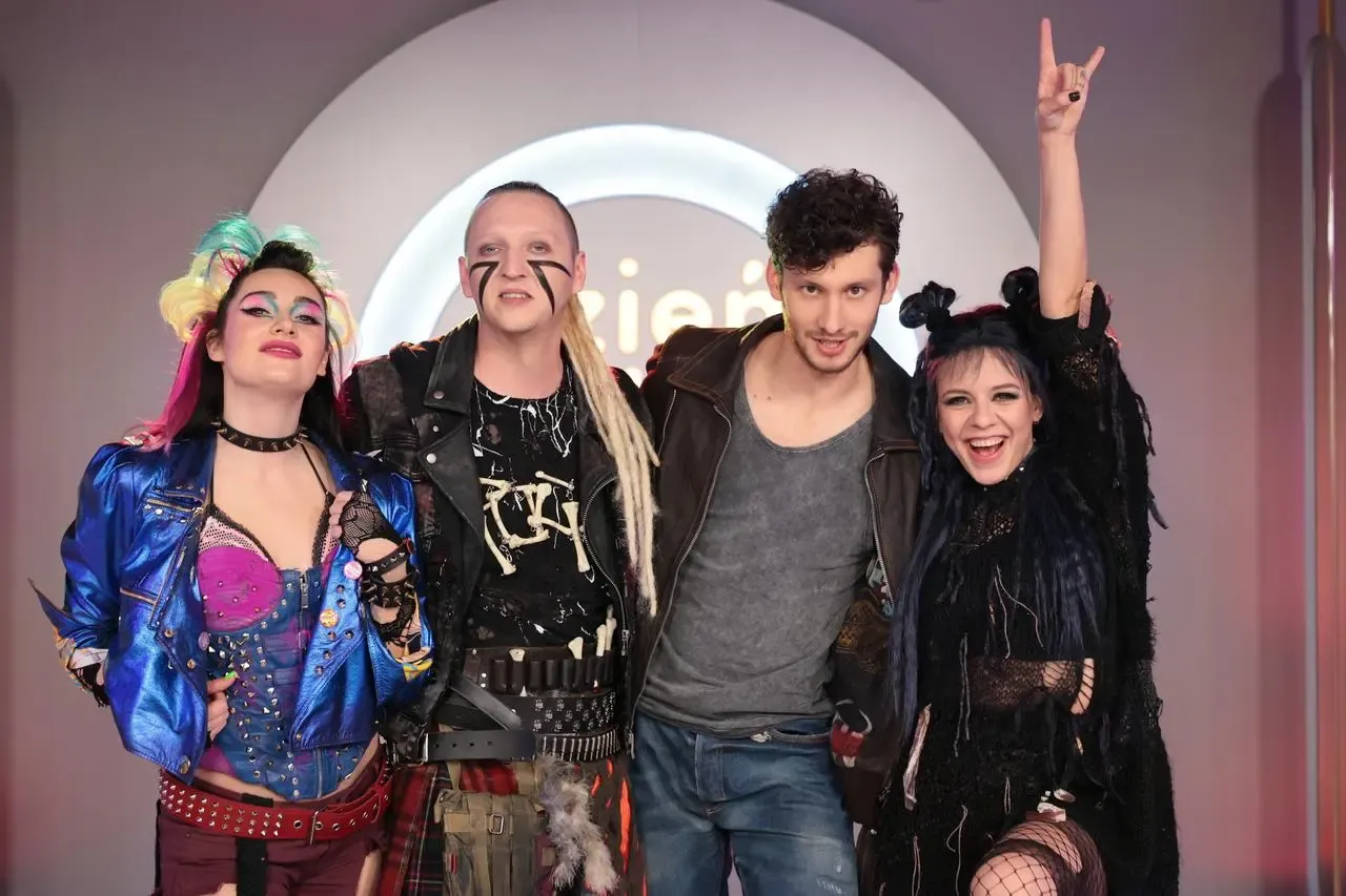 Czterech artystów w rockowych strojach, gotowych by