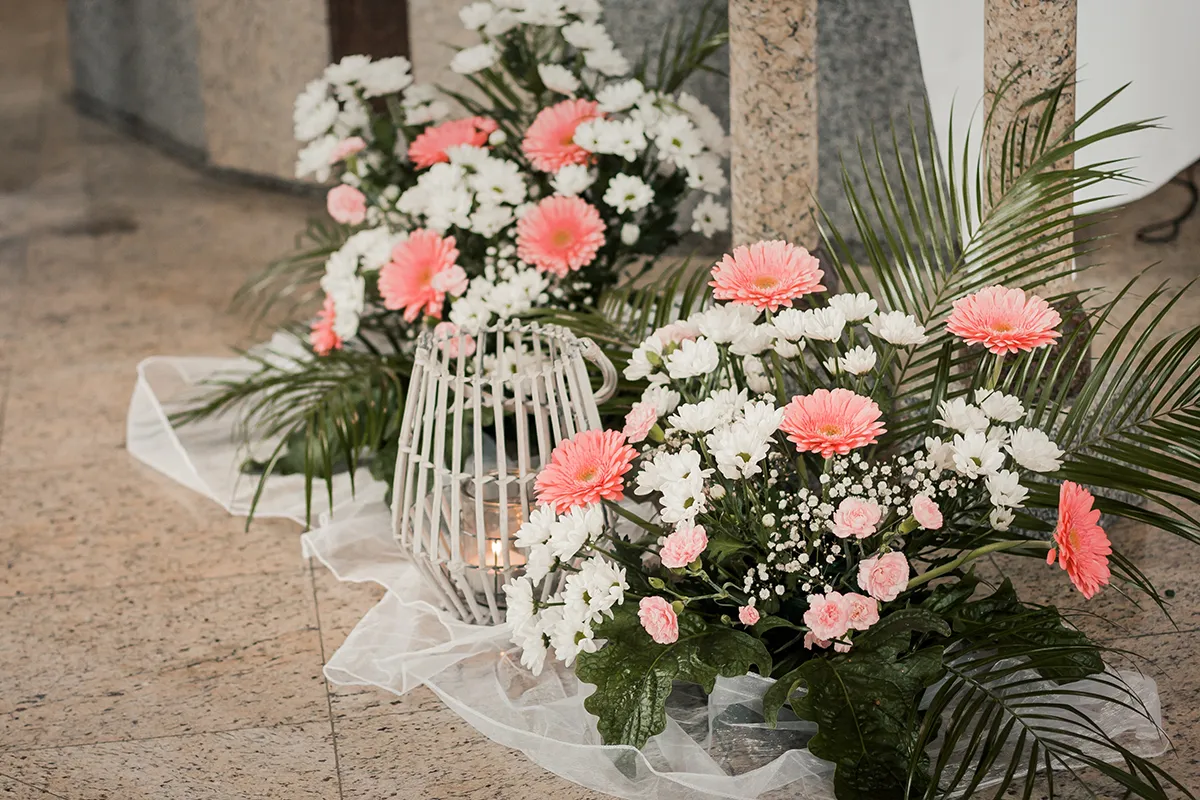 dekoracja kościoła ślub kwiaty