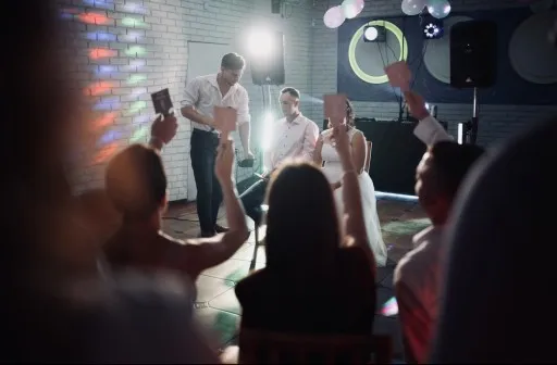 DJ z dodatkowymi usługami, ciężki dym na weselu, napis LOVE na imprezie