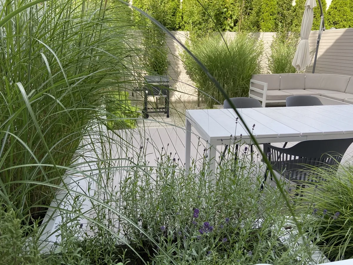 Nowoczesny ogród z jadalnią i sofą. Jak urządzić ogród, by był funkcjonalny i piękny.