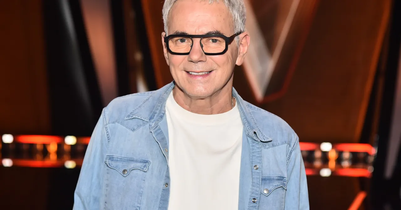 Uśmiechnięty mężczyzna w okularach, w jeansowej koszuli, kt&oacute;ry poprowadzi 