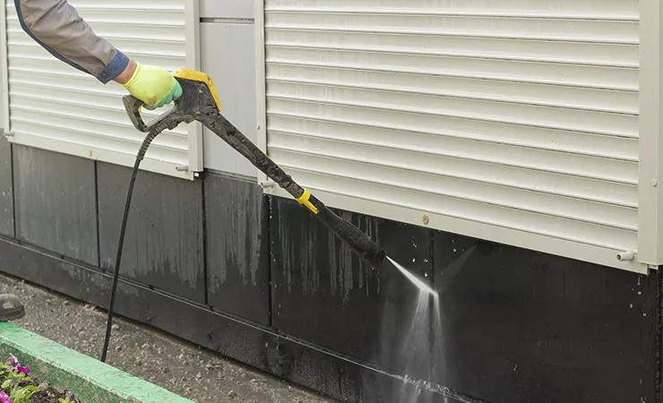 różne rodzaje zabrudzeń elewacji