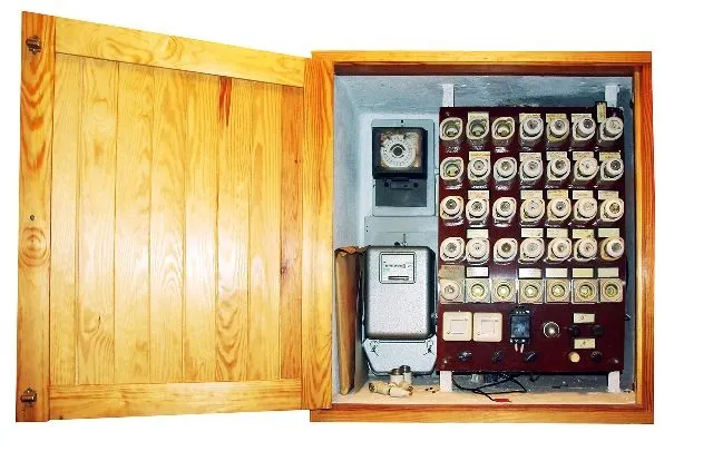 stara tablica bezpiecznikowa vs nowa rozdzielnica