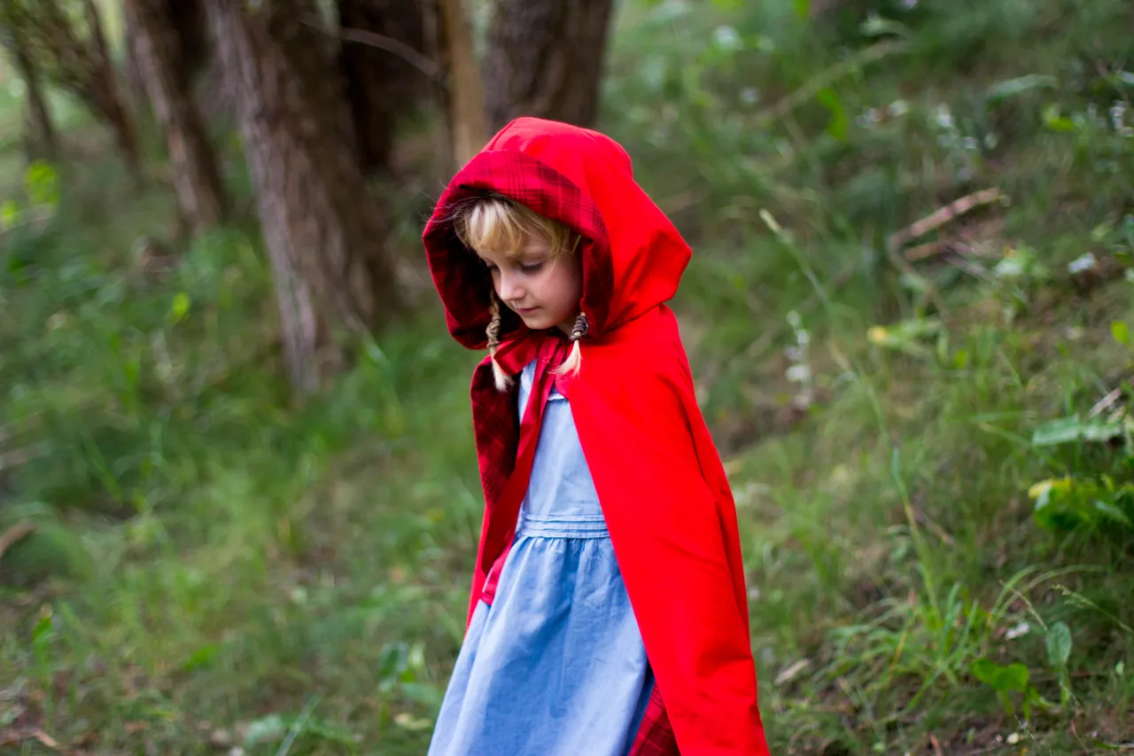 Dziecko w uszytej pelerynie Czerwonego Kapturka