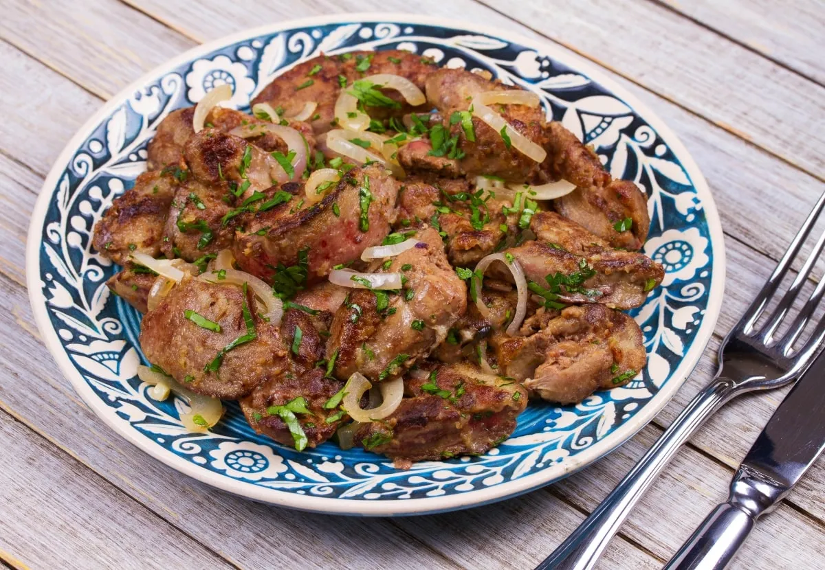 wątr&oacute;bka z cebulką i jabłkiem