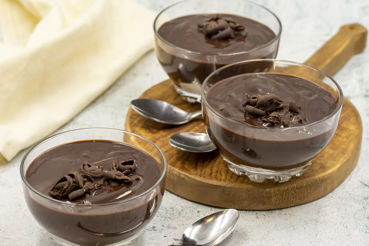 deser czekoladowy z awokado serwowany