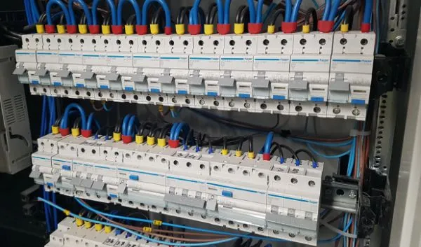 elektryk z uprawnieniami montuje rozdzielnicę elektryczną