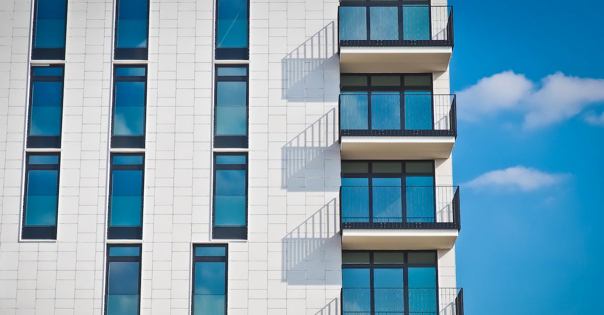 Zestaw fotowoltaiczny na balkon - klucz do samowystarczalności energetycznej Twojego mieszkania