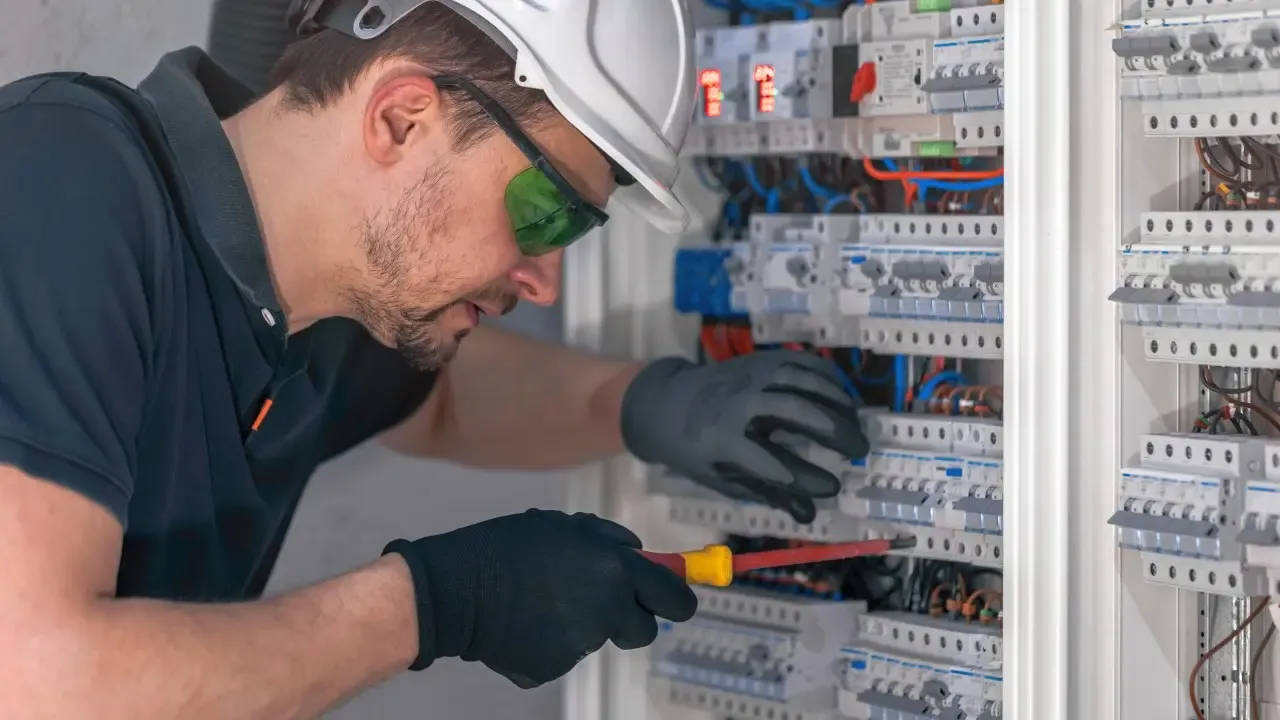 elektryk przy pracy, polski elektryk, zarobki elektryka