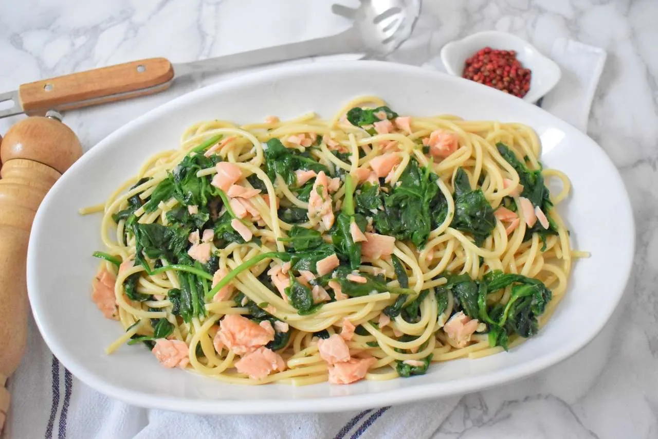 składniki makaron z łososiem szpinakiem śmietaną