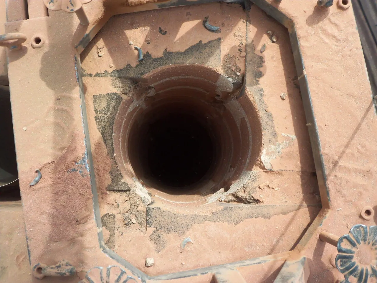 Widok wnętrza komina, gotowego do frezowania. Dowiedz się, ile kosztuje frezowanie komina i przywróć mu drożność.