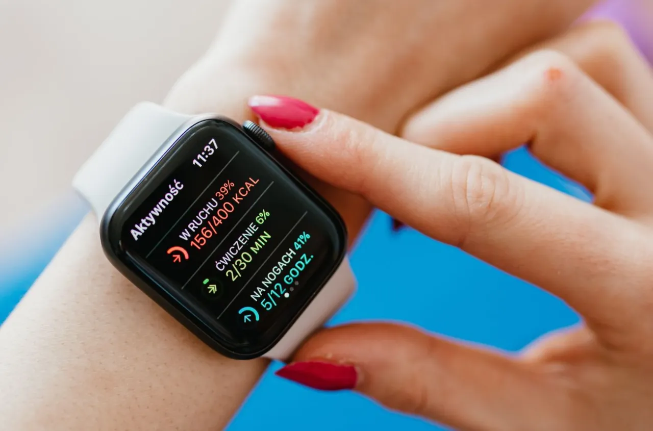 Damski zegarek do pływania pokazuje aktywność: 39% w ruchu, 156/400 kcal, 6% ćwiczeń, 2/30 min, 41% na nogach, 5/12 godz.
