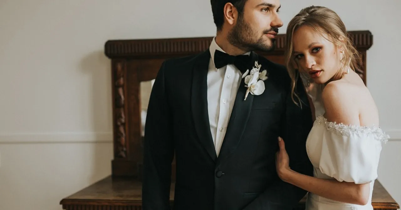 Para młoda planująca budżet weselny z rodzicami