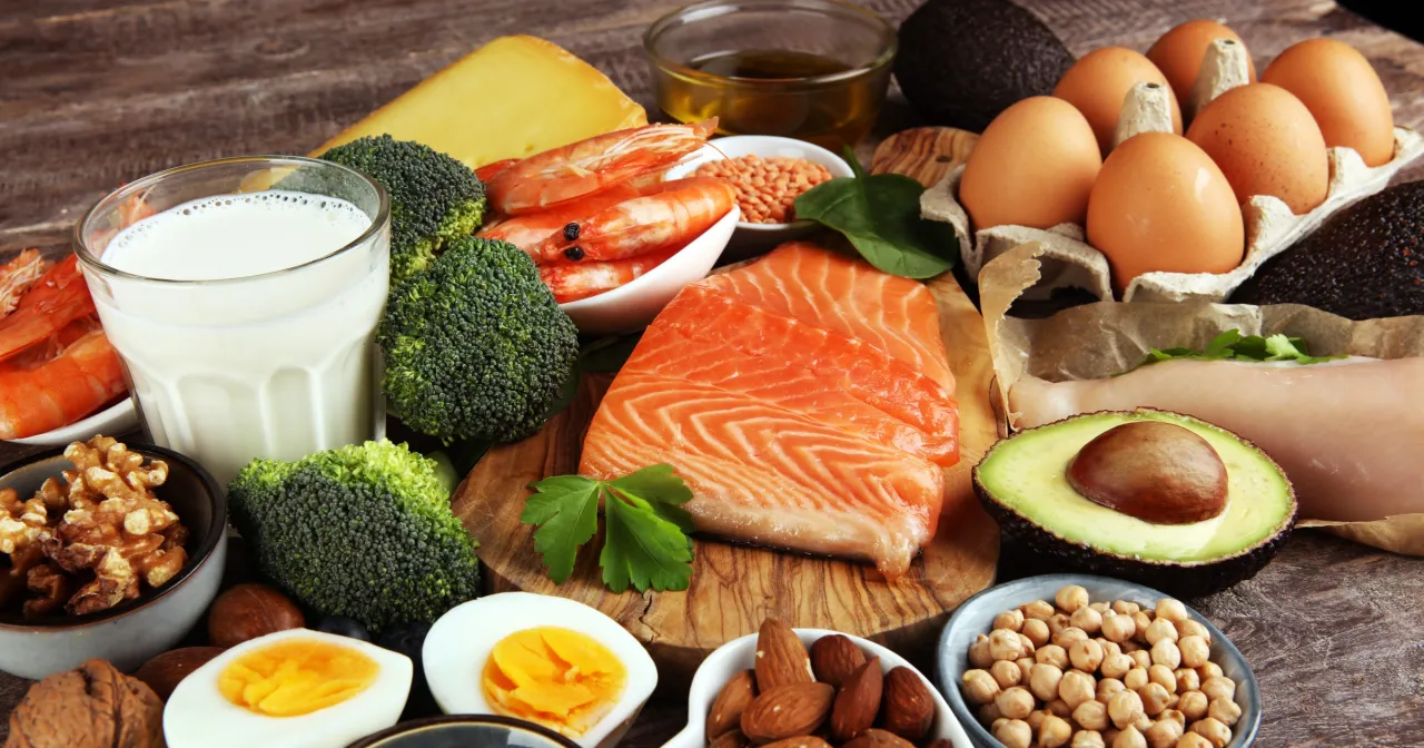 r&oacute;żne źr&oacute;dła białka w diecie (serwatka, kazeina, roślinne, mięso, jaja, nabiał)
