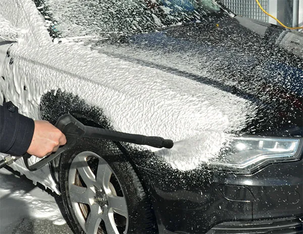 czarny samochód myjnia bezdotykowa mycie pianą