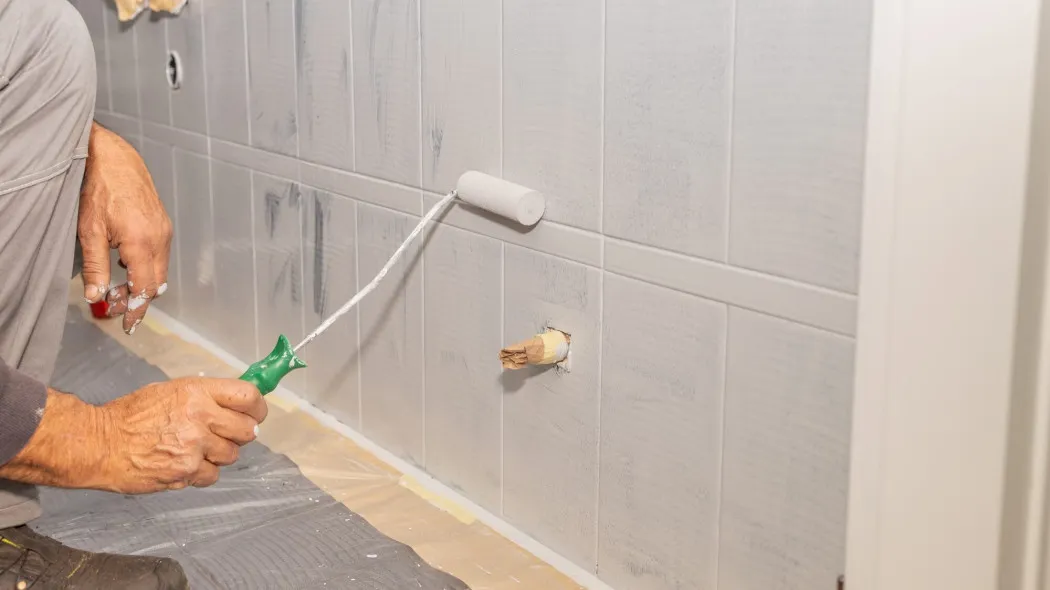 Przygotowanie podłoża przed malowaniem płytek