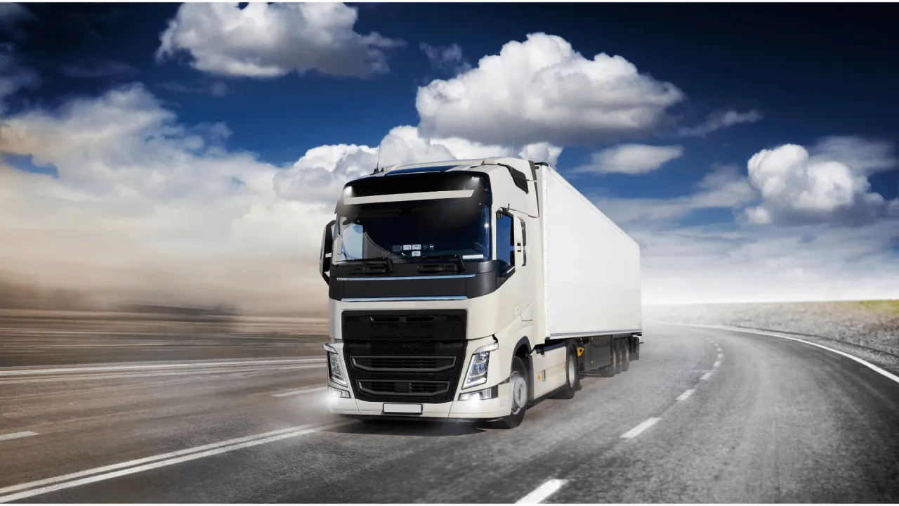 ciągnik siodłowy na drodze