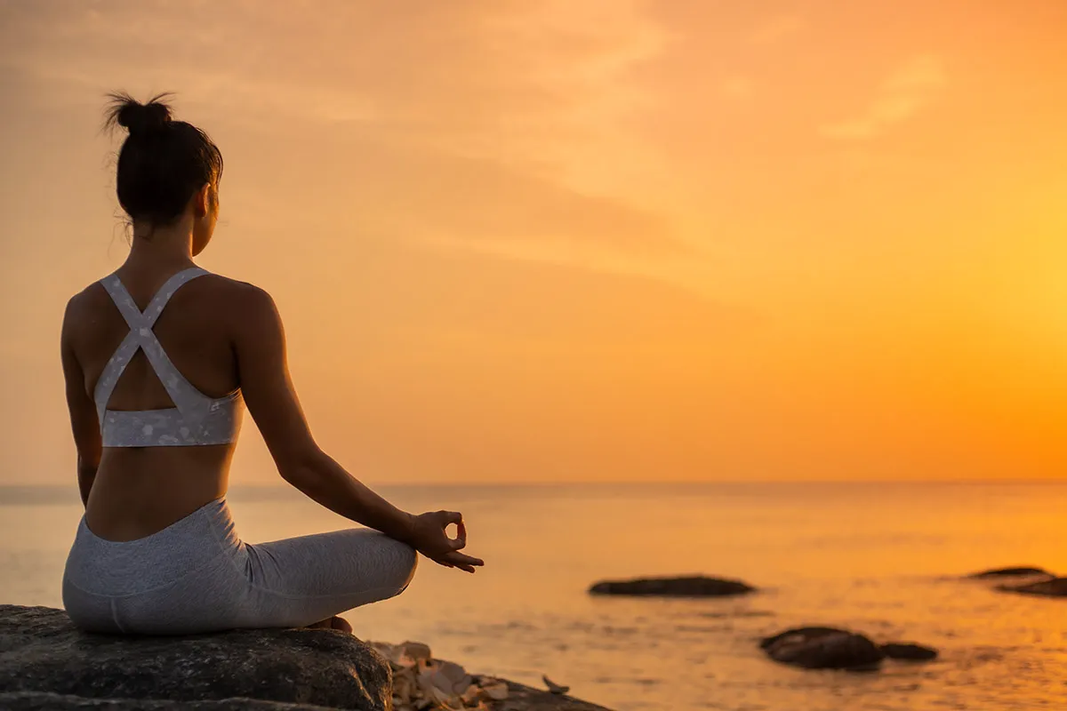 Mózg z widocznymi połączeniami neuronowymi, tło podróżnicze