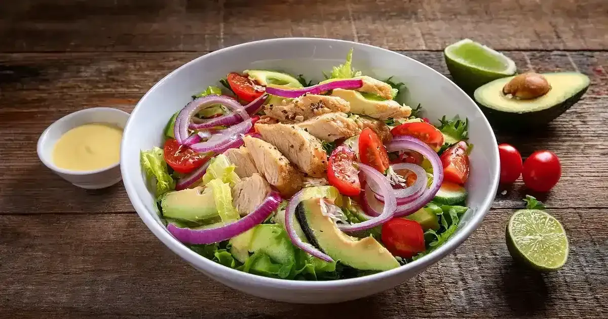 schnelles sommergericht mit h&auml;hnchen und tomaten avocado salsa auf einem teller