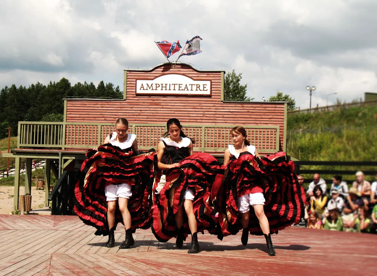 Miasteczko Westernowe Mrongoville, dzieci w strojach indiańskich, Galindia