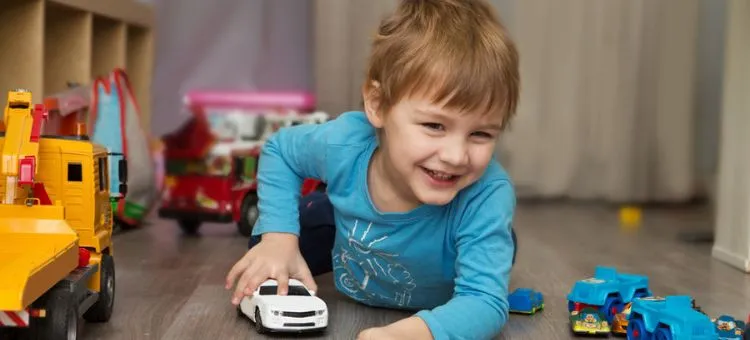 dziecko bawiące się zabawkami pojazdami