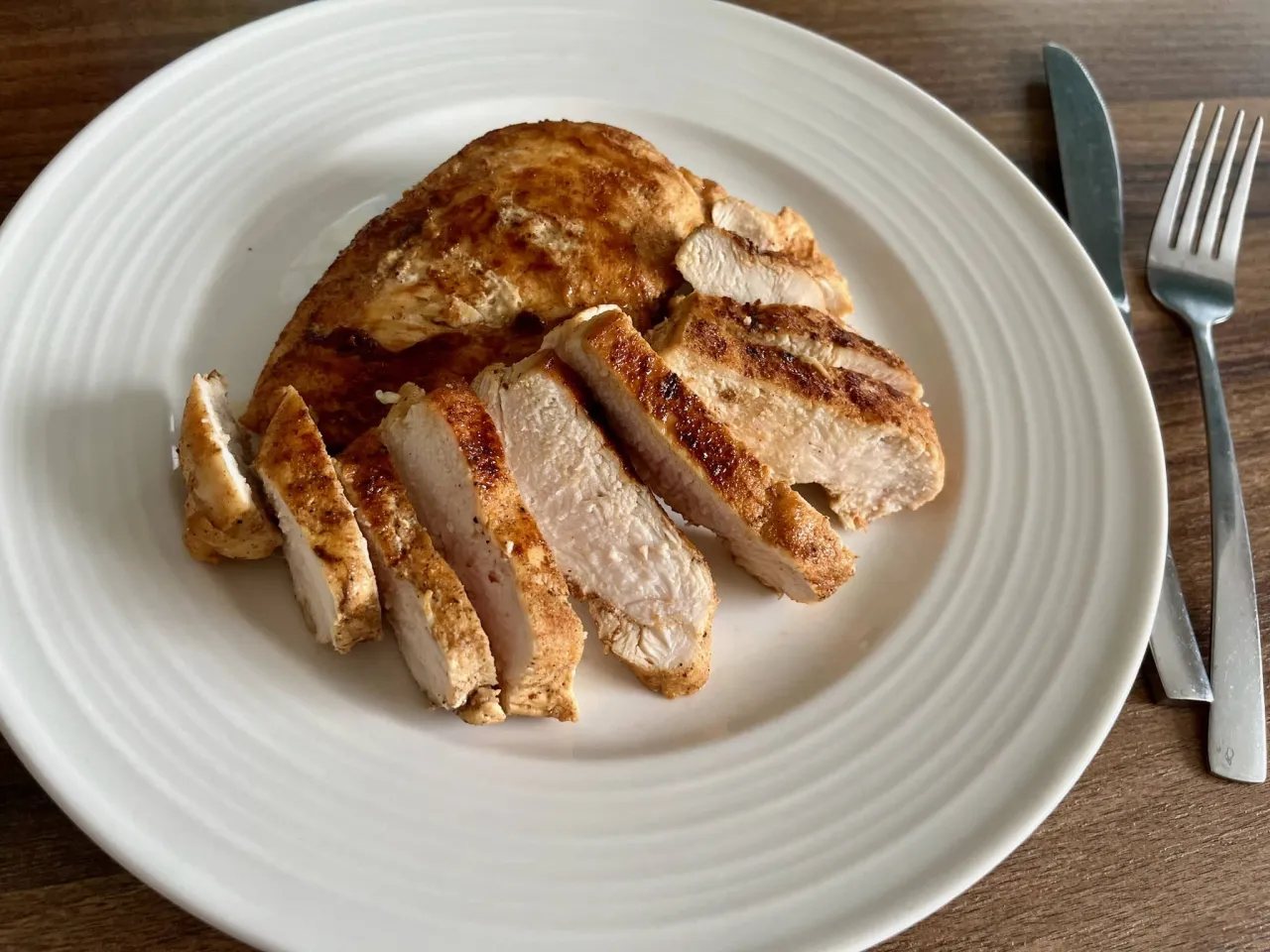 porcje piersi z kurczaka na talerzu