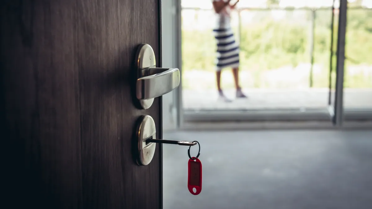 Najemca wymienia zamki w drzwiach wynajmowanego mieszkania