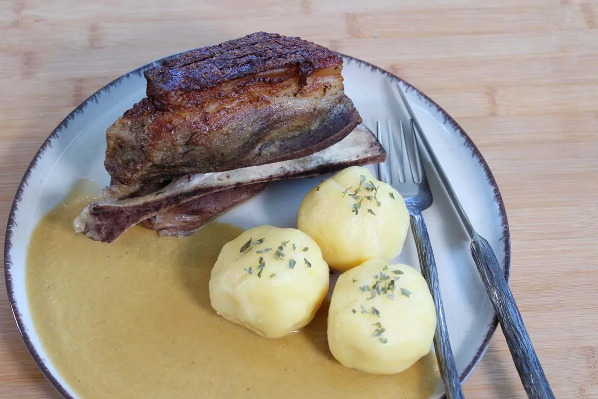 Fr&auml;nkisches Sch&auml;ufele mit Kl&ouml;&szlig;en und So&szlig;e