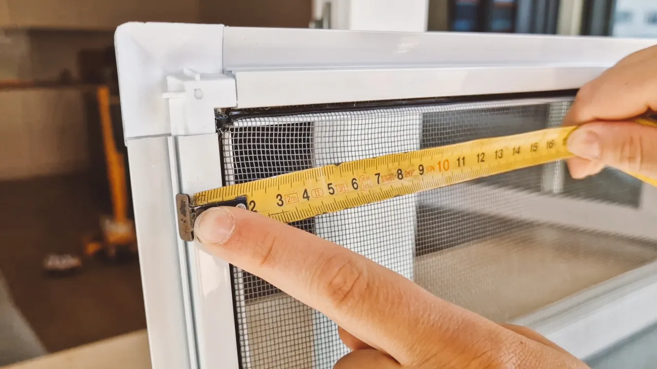 jak prawidłowo zmierzyć drzwi balkonowe pod moskitierę