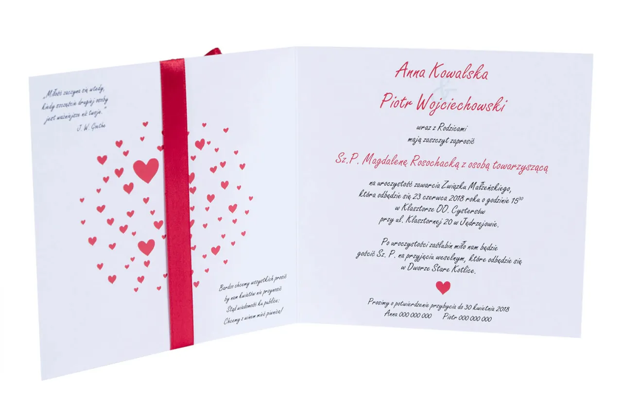 Kobieta z zaproszeniem na wesele w ręku, zamyślona