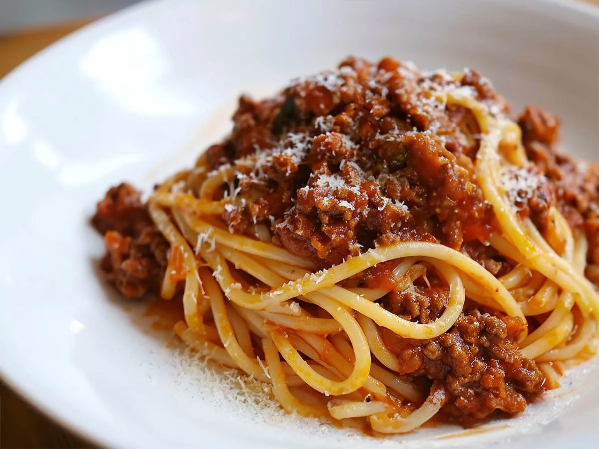 spaghetti bolognese z parmezanem