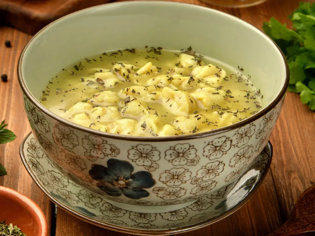 r&oacute;żne składniki ratujące zupę: ryż, cytryna, śmietana