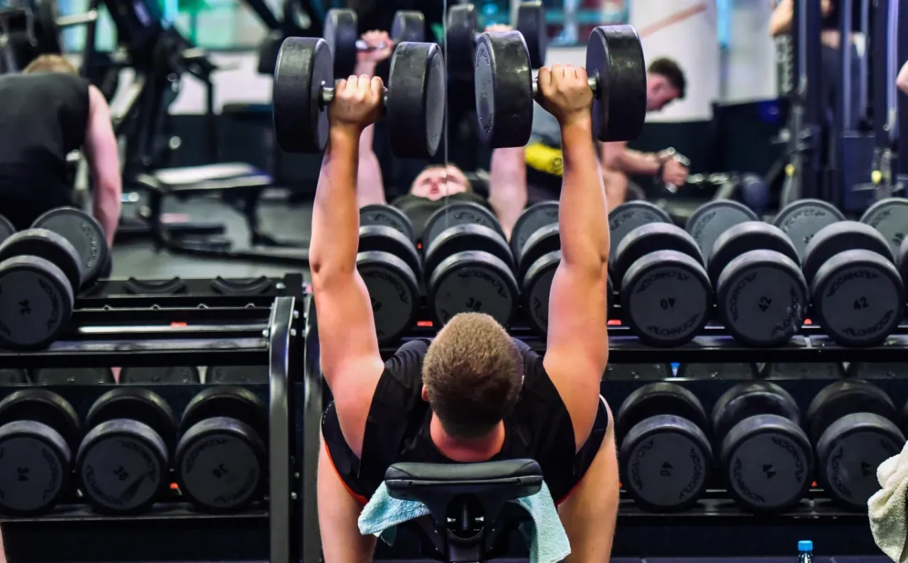 osoba popełniająca błędy na siłowni, złe nawyki