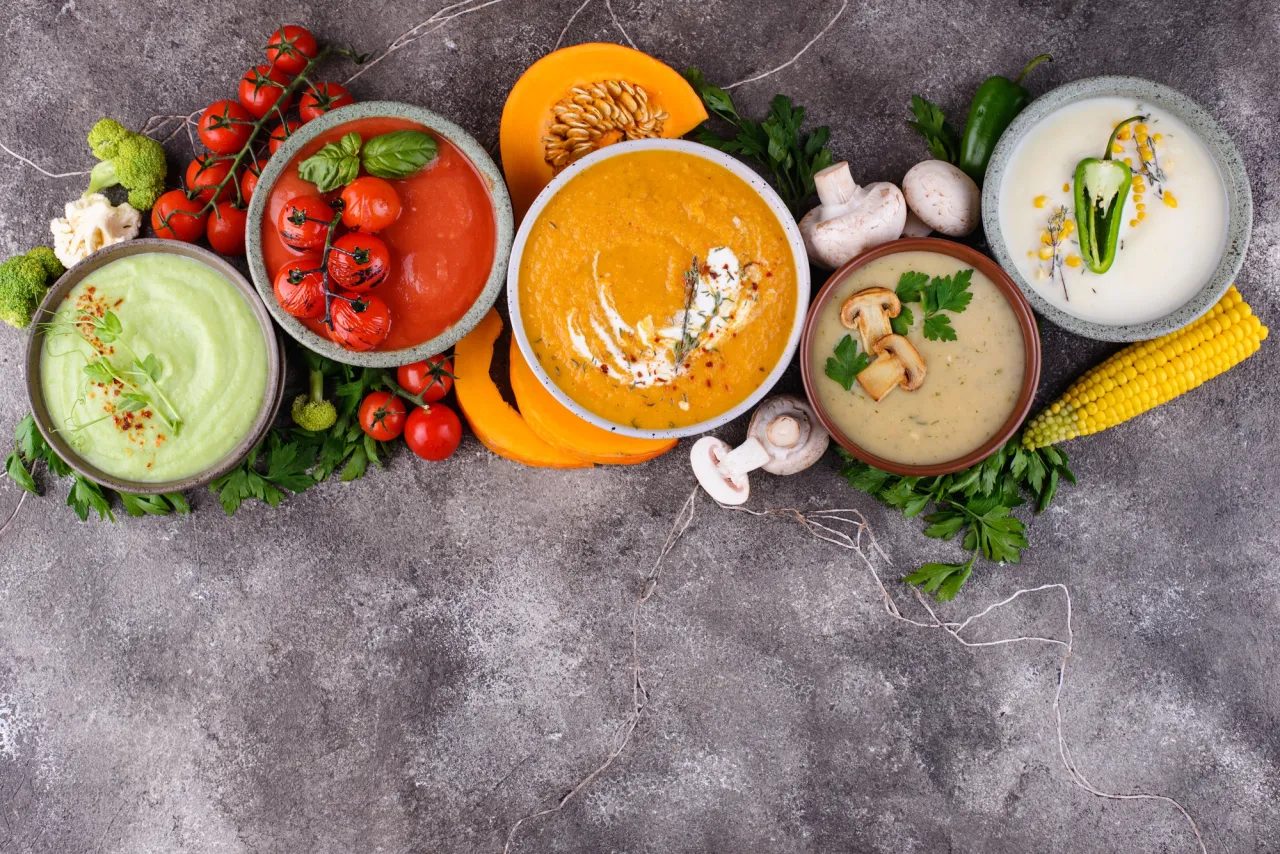 Różnorodne zupy kremy: pomidorowa, dyniowa, brokułowa, pieczarkowa, kukurydziana, śmietanowa. Dowiedz się, jakich zup nie można mrozić.