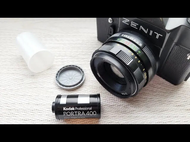 aparat analogowy Zenit z zaznaczoną korbką do zwijania kliszy