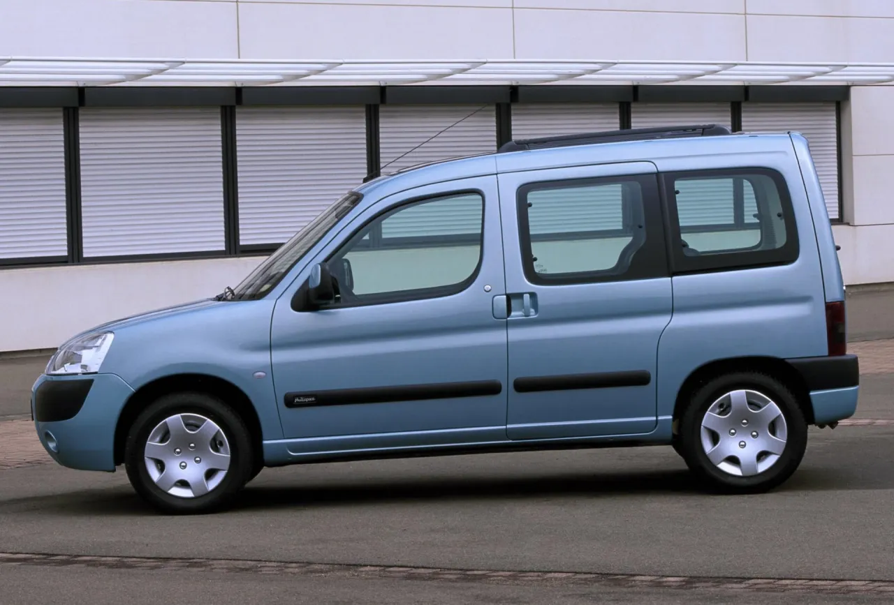 Błękitny van z przesuwnymi drzwiami, idealny jako jaki bus do 10 tys. zł. Praktyczny i pojemny.