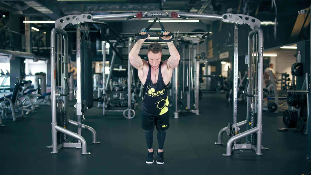 rozciąganie tricepsa z ręcznikiem