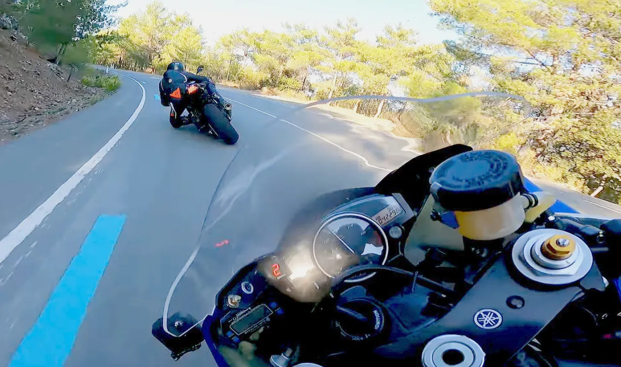 motocykl na krętej górskiej drodze w Polsce