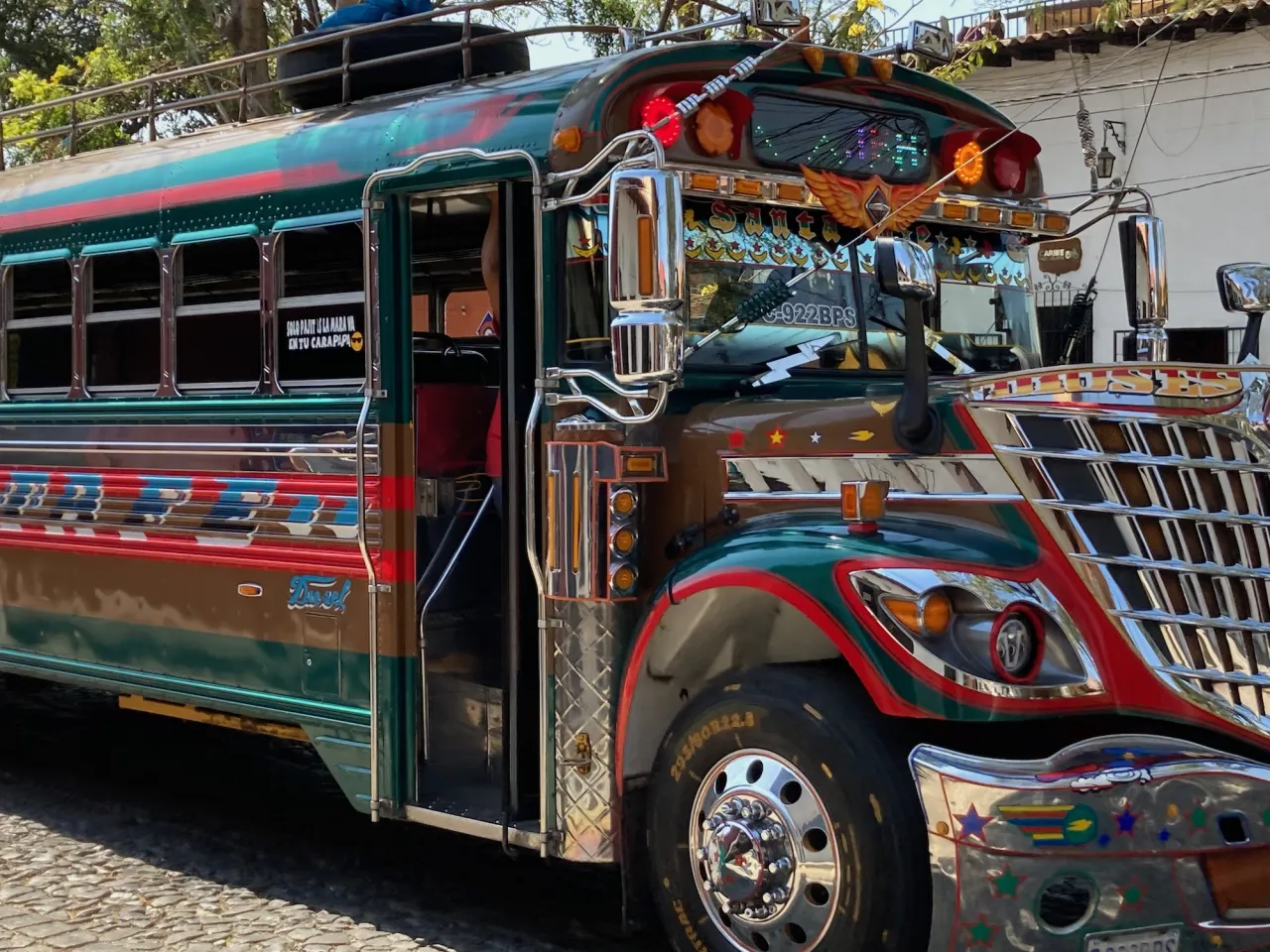 Shuttle bus Gwatemala vs chicken bus Gwatemala