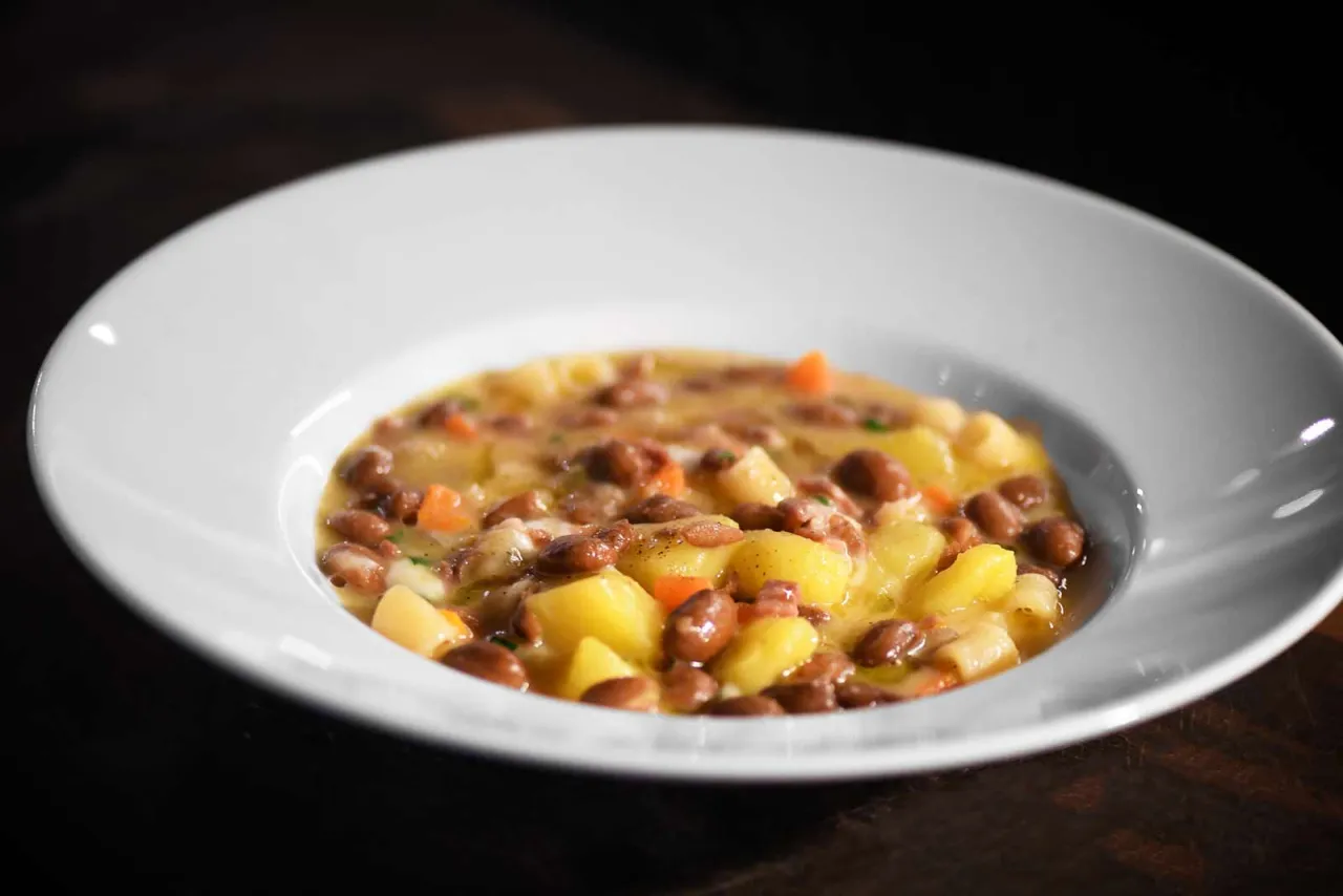 Minestra fagioli e patate impiattata