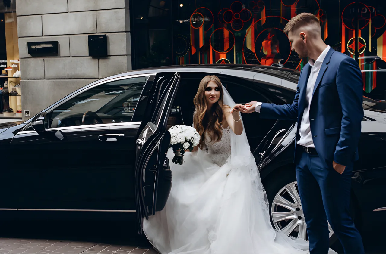 para młoda w zabytkowym samochodzie ślubnym