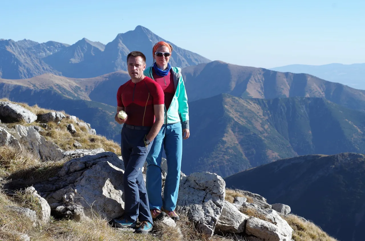 Para na tle majestatycznych, skalistych szczyt&oacute;w Czerwonych Wierch&oacute;w.