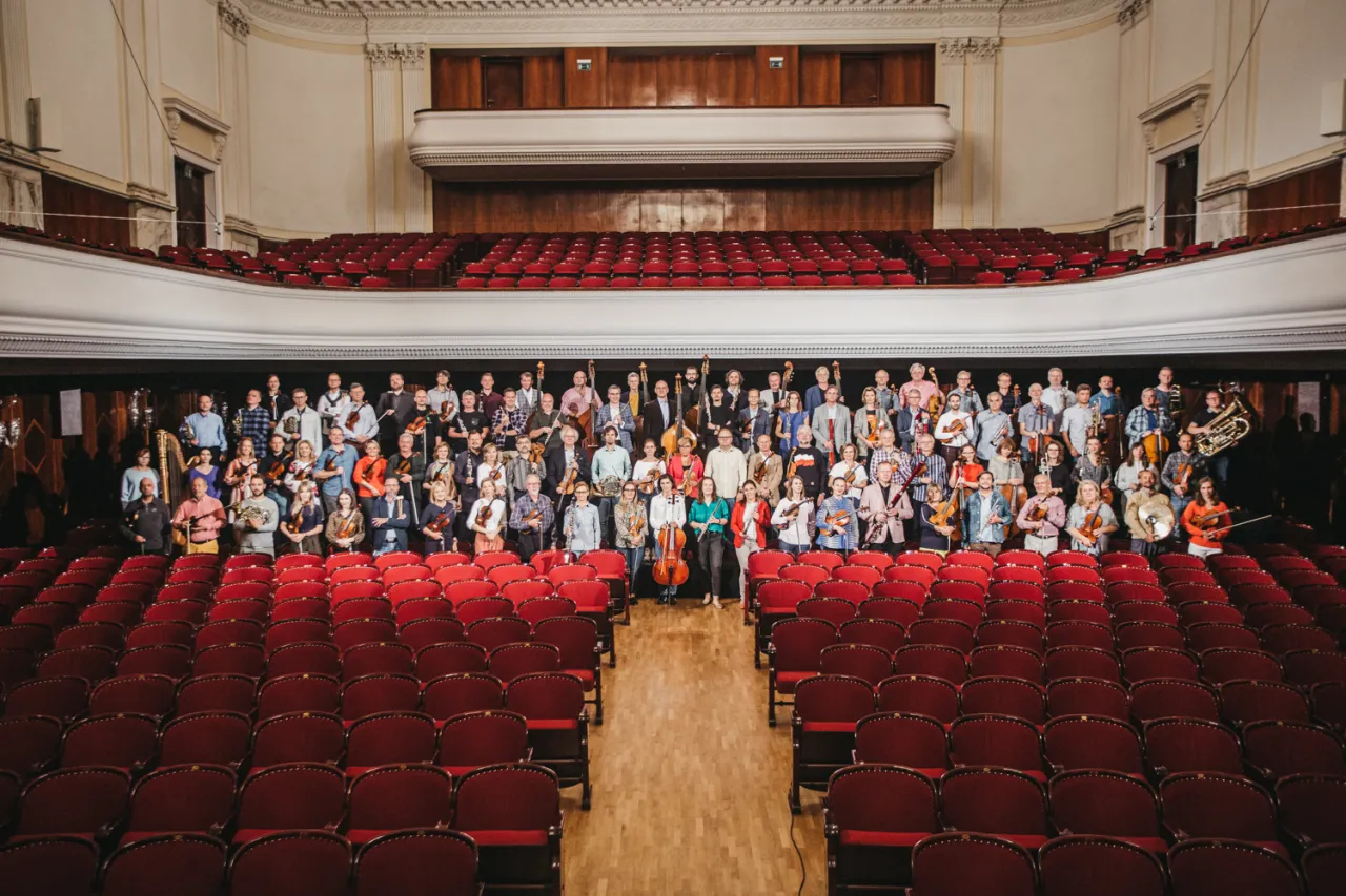 Orkiestra w filharmonii, gotowa do występu. Ile trwa koncert w filharmonii? Zależy od programu, ale zazwyczaj około 2 godzin.