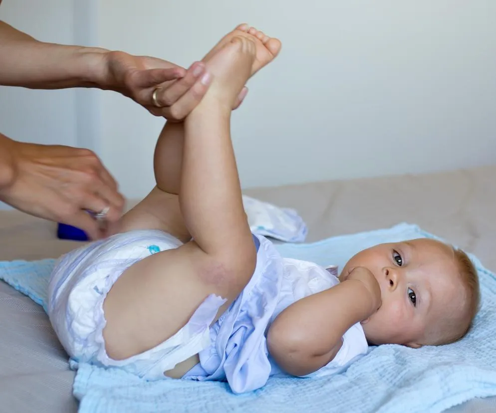 dziecko test dwóch palców pielucha