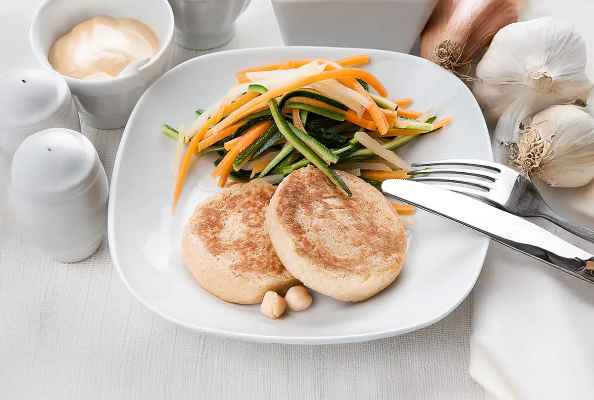 hamburger di ceci vegano impiattato con contorno