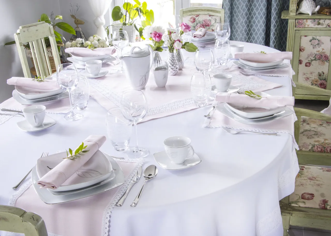 Uroczysty st&oacute;ł z eleganckim nakryciem