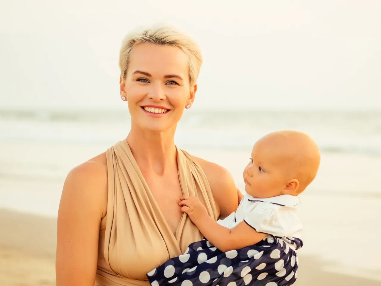 matka delikatnie odstawiająca dziecko od piersi, stopniowe odstawianie