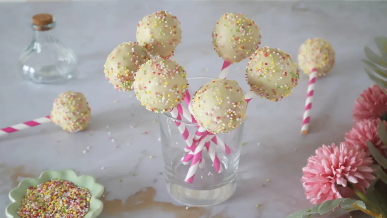 Cake pops spadające z patyczka