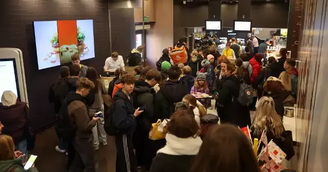 kolejka po burgera drwala w mcdonalds